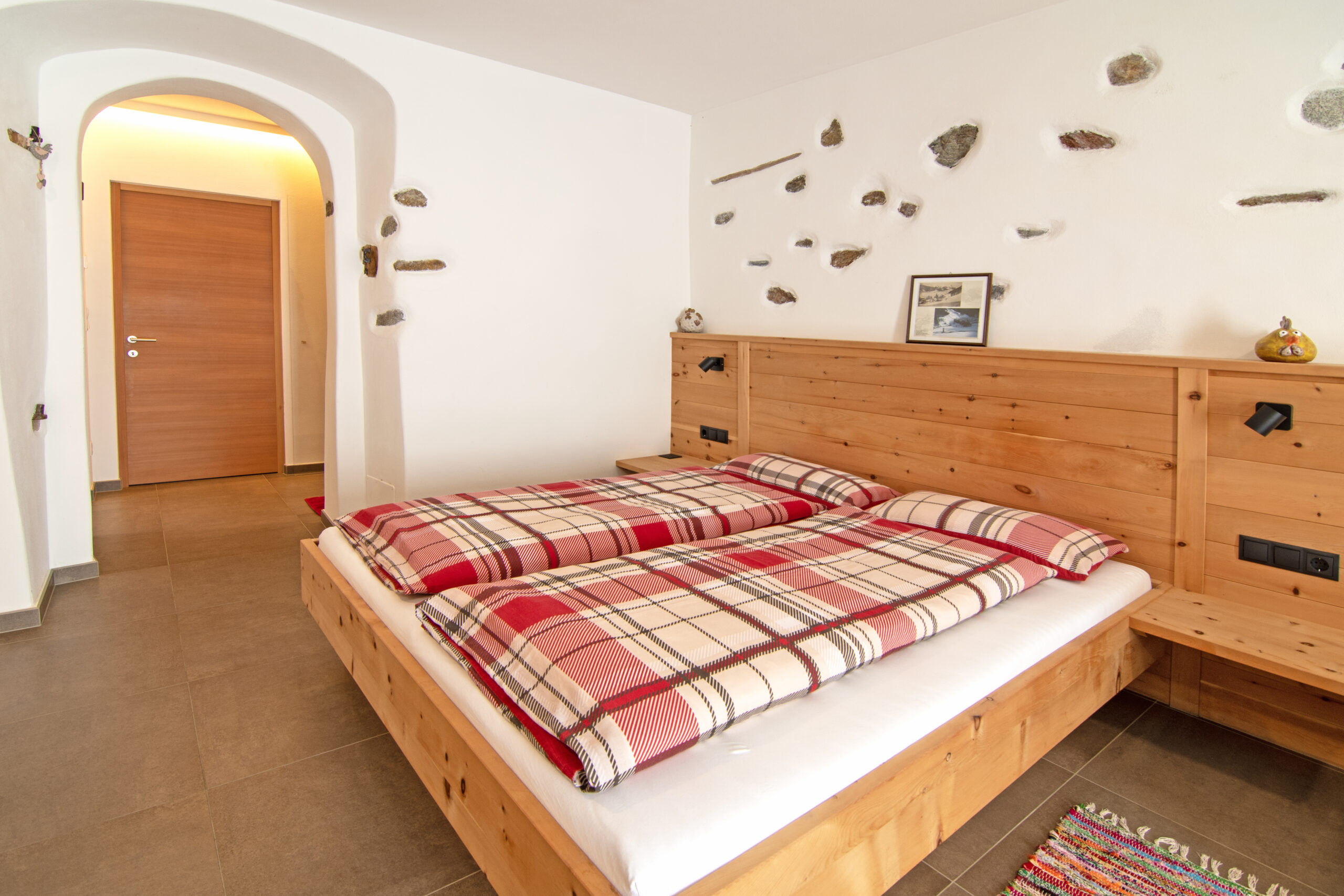 Wiartshof Urlaub auf dem Bauernhof Langtaufers Ferienwohnungen Hühnernest Bett mit Durchgang Bad