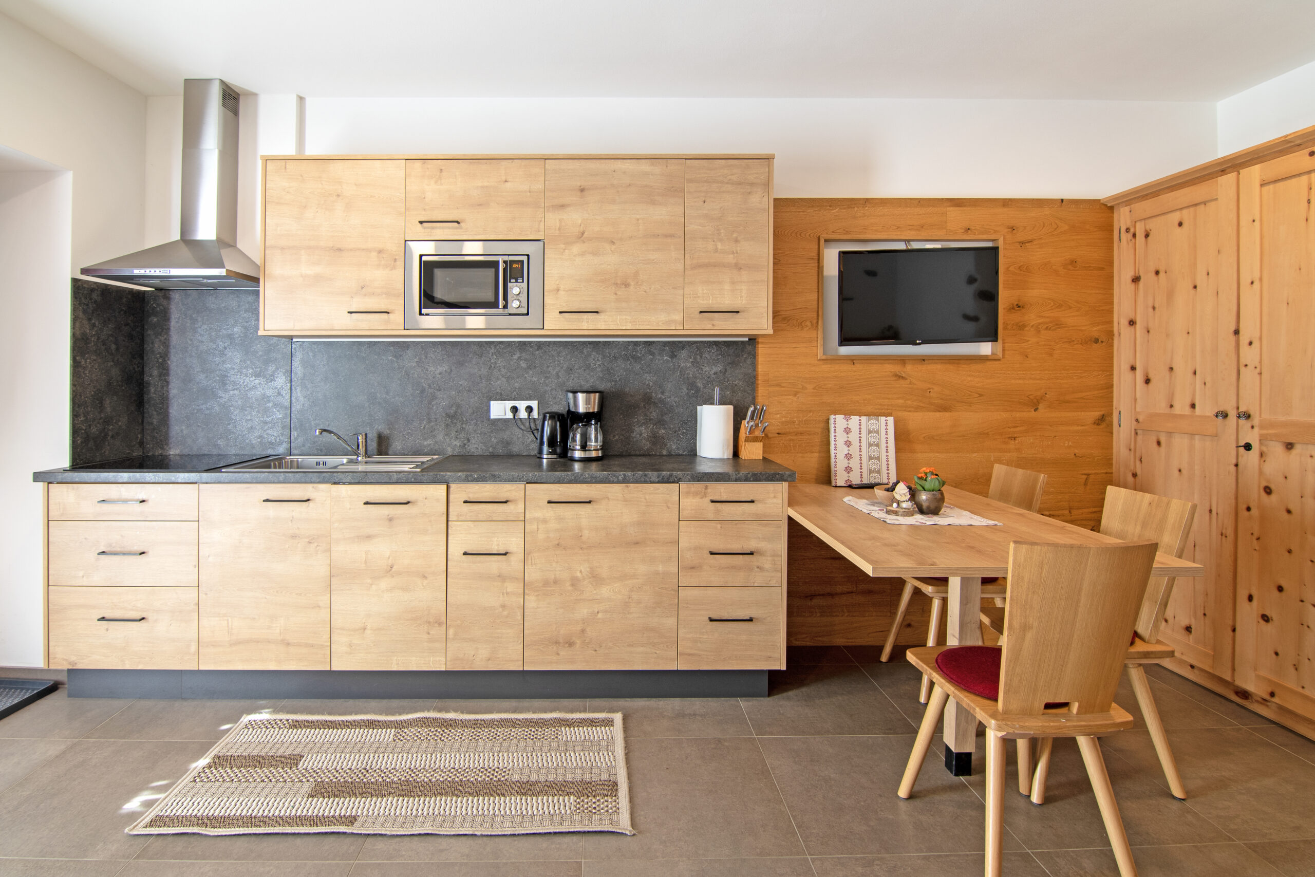 Wiartshof Urlaub auf dem Bauernhof Langtaufers Ferienwohnungen Hühnernest Esstisch mit Küchenzeile