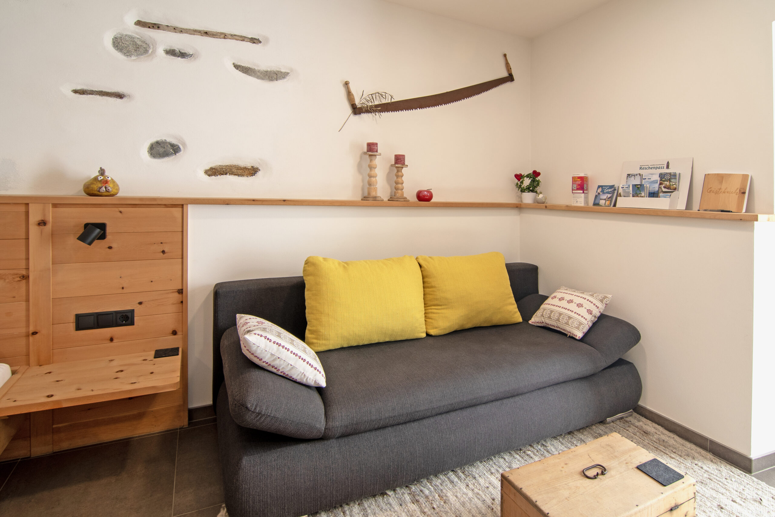 Wiartshof Urlaub auf dem Bauernhof Langtaufers Ferienwohnungen Hühnernest Sofa