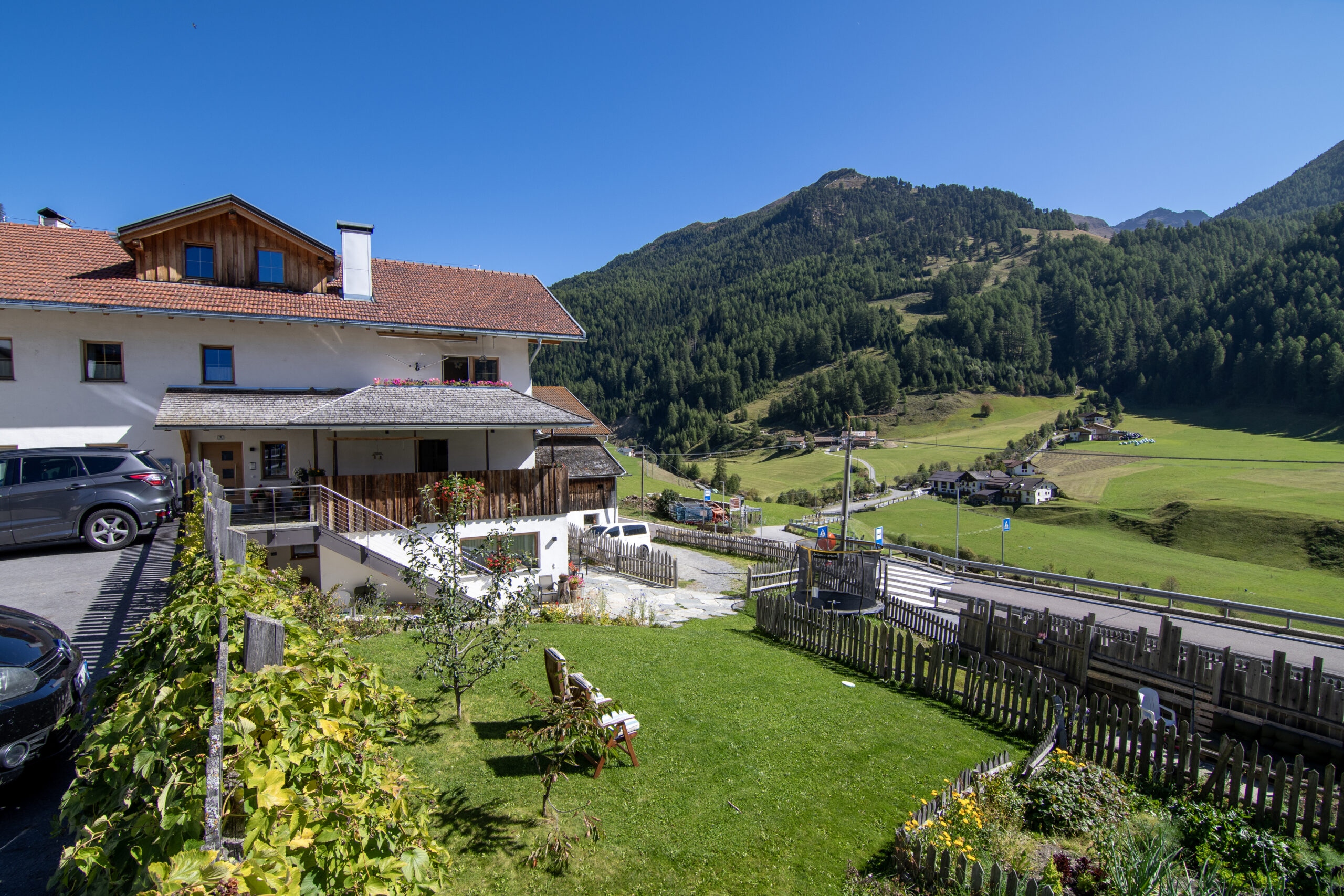 Wiartshof Urlaub auf dem Bauernof Langtaufers Ferienwohnung Garten seitlich