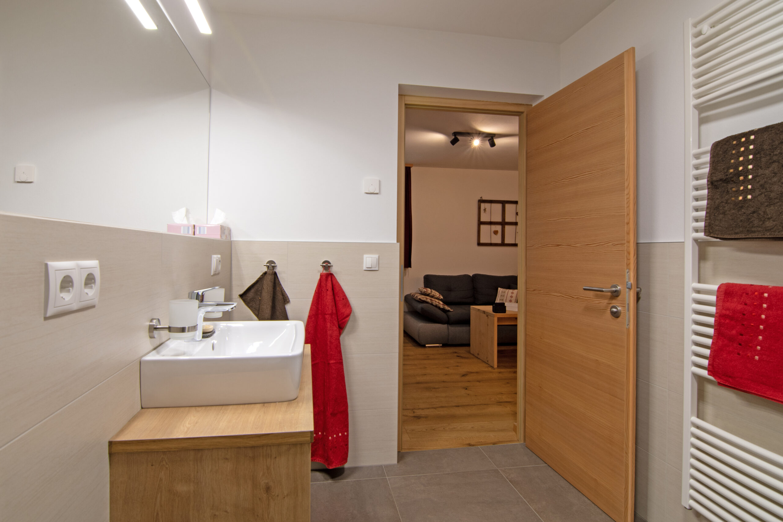 Wiartshof Urlaub auf dem Bauernof Langtaufers Ferienwohnung Kuhstall Suite Bad mit Blick ins Schlafzimer