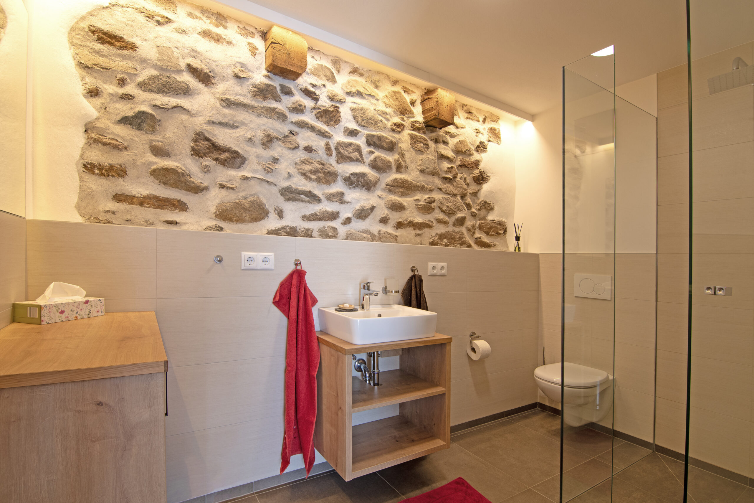 Wiartshof Urlaub auf dem Bauernof Langtaufers Ferienwohnung Kuhstall Suite Bad mit Steinwand