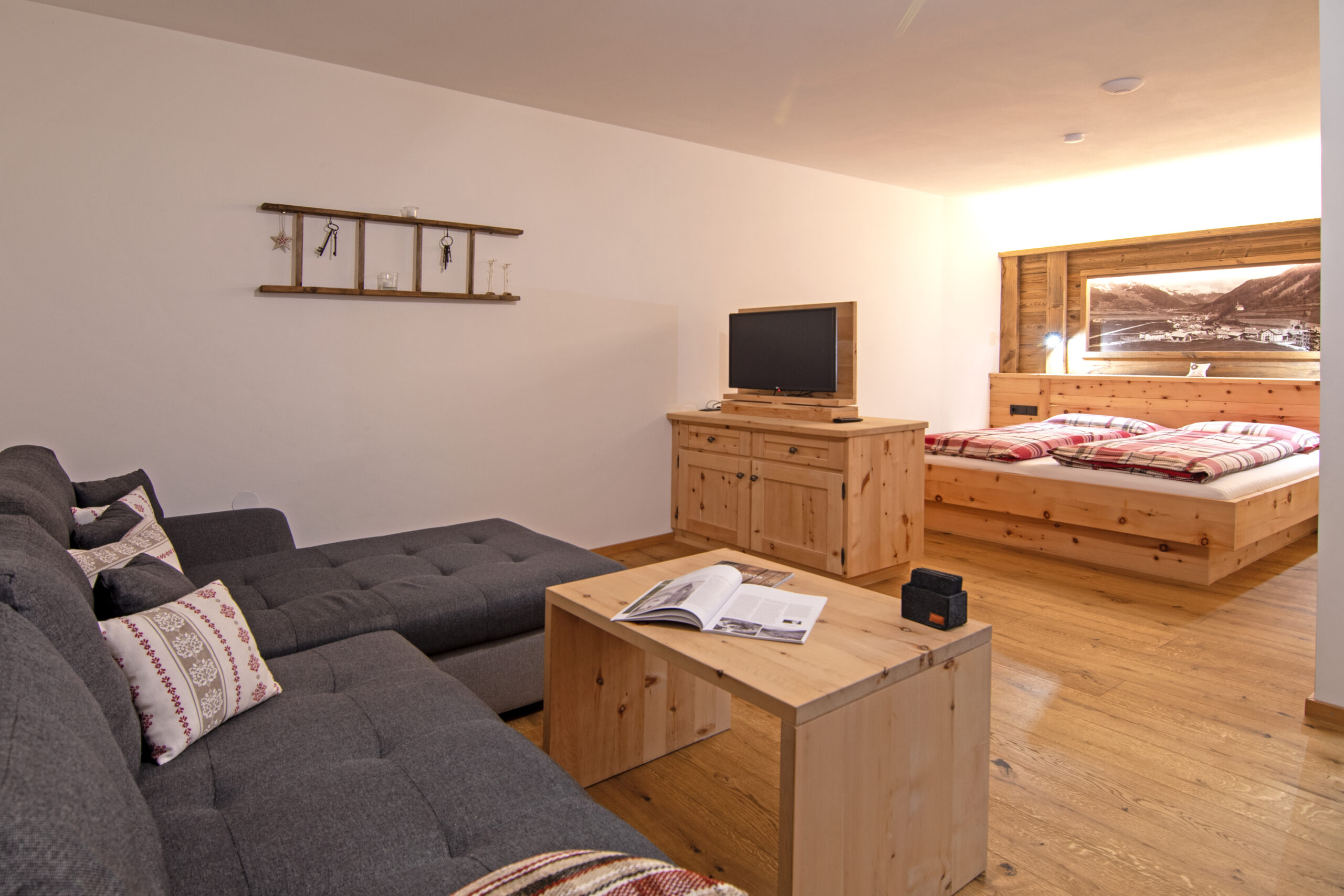 Wiartshof Urlaub auf dem Bauernof Langtaufers Ferienwohnung Kuhstall Suite Sofa mit Doppelbett