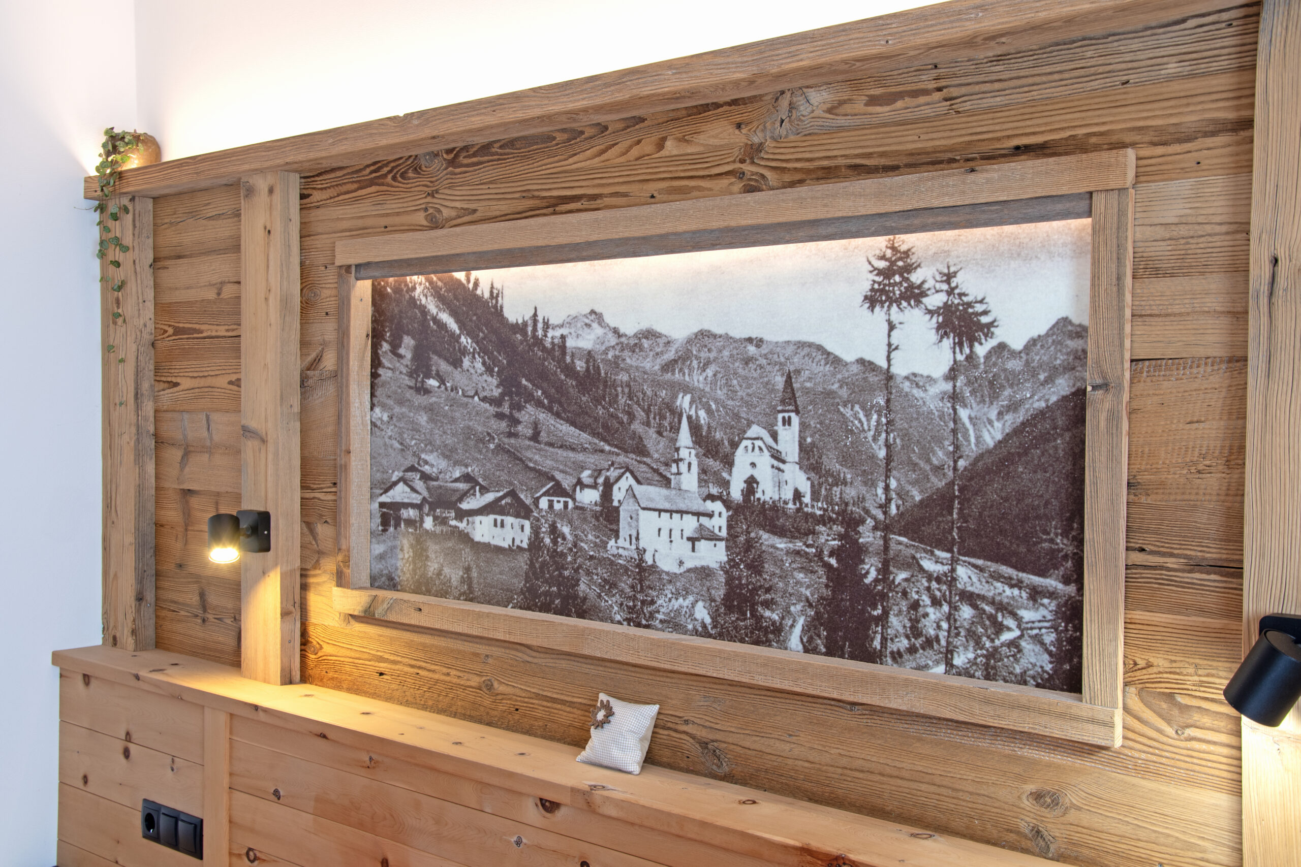 Wiartshof Urlaub auf dem Bauernof Langtaufers Ferienwohnung Kuhstall Suite altes Foto über Bett
