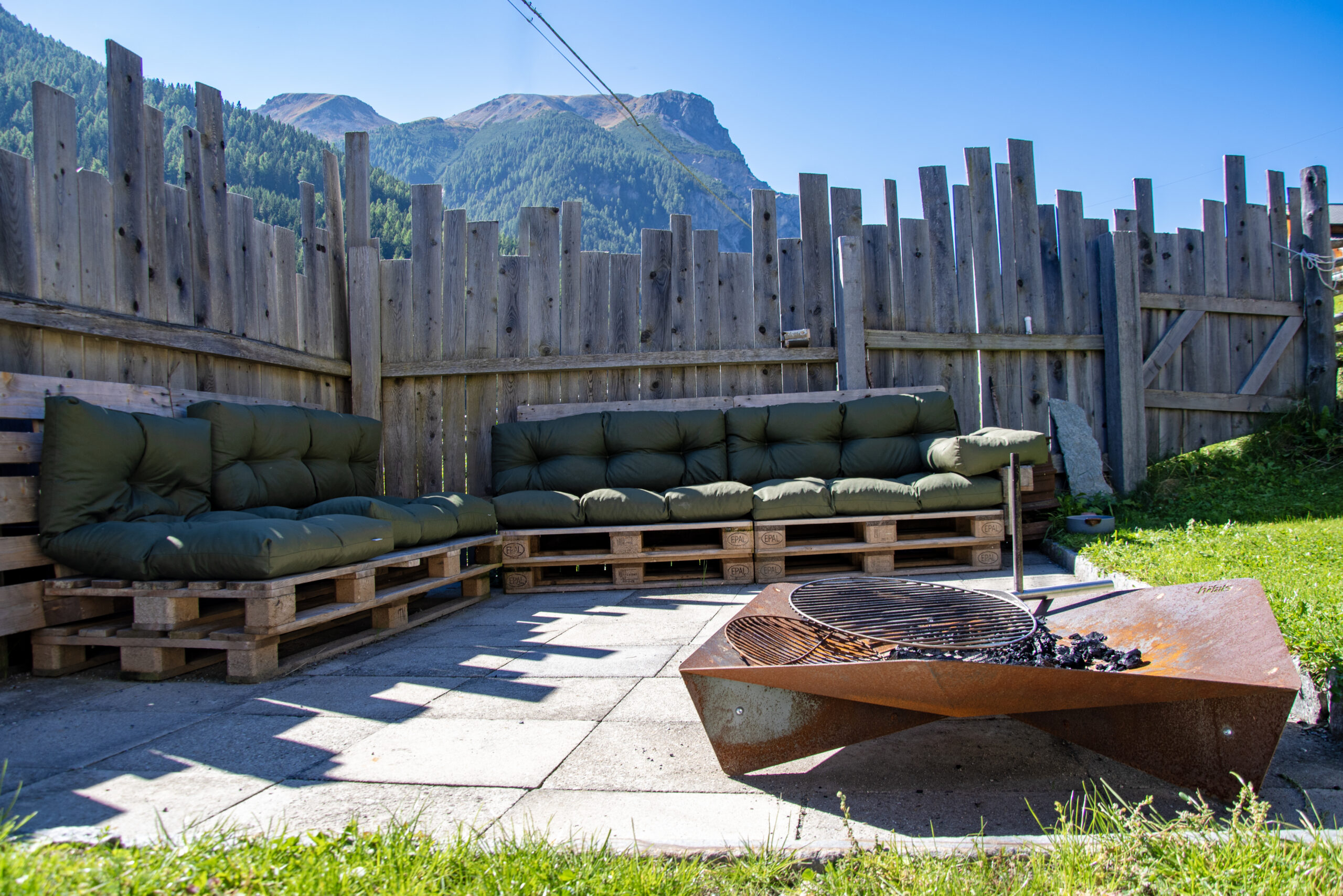Wiartshof Urlaub auf dem Bauernof Langtaufers Ferienwohnung Sitzecke mit Feuerschale