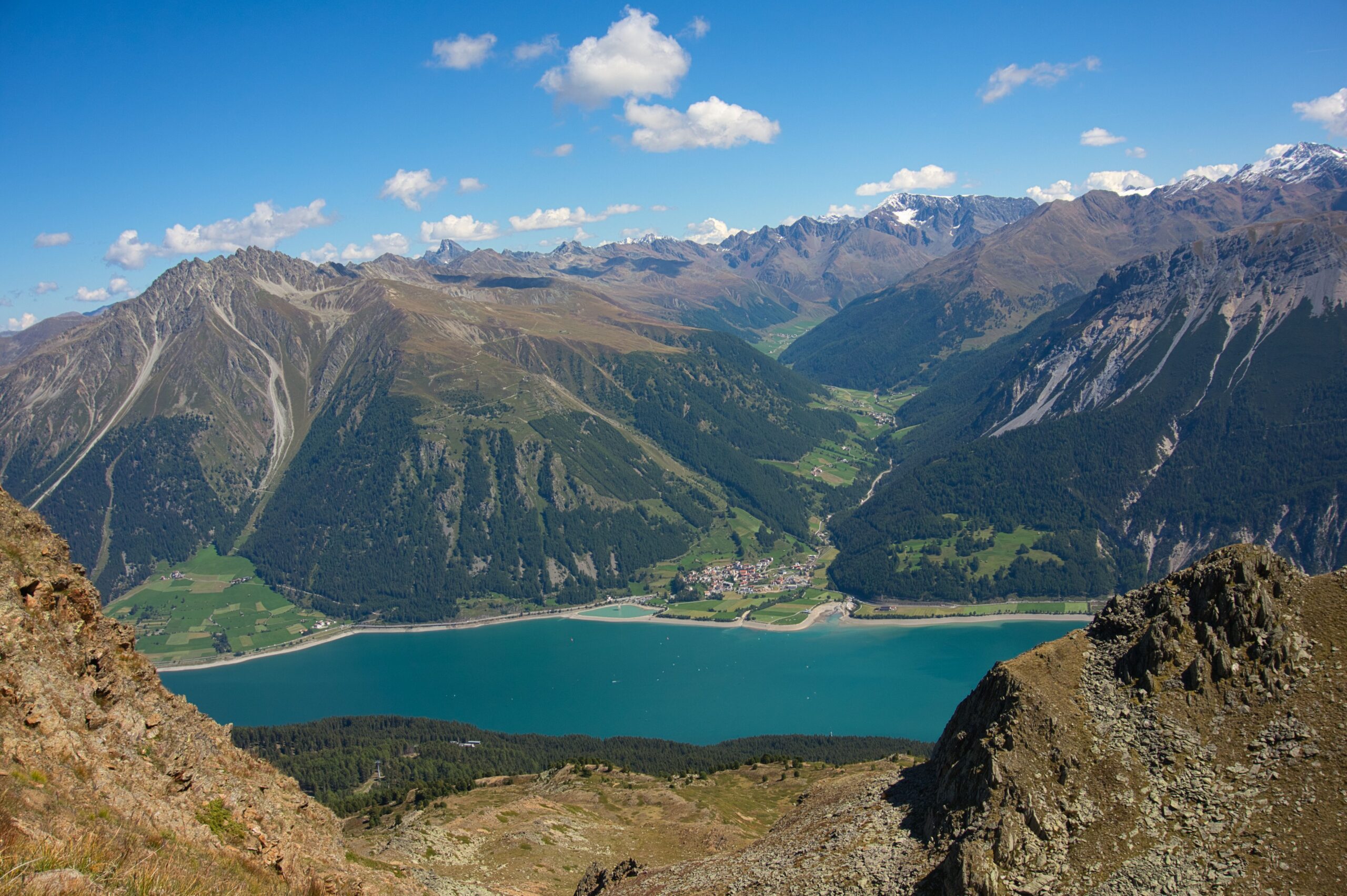 Wiartshof Urlaub auf dem Bauernof Langtaufers Ferienwohnungen Panoramaweg Schöneben Haideralm Ausblick auf Reschensee